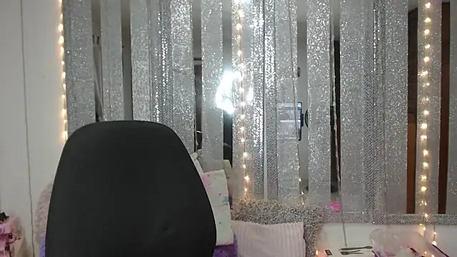 Snapshot of mijal_queen chatting on December 2024 01:06:02 PM mijal queen online show from December 2024 01:06:02 PM