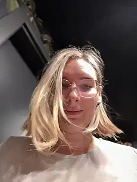 Snapshot of The_Snowwhitee chatting on December 2024 09:07:02 AM The Snowwhitee online show from December 2024 09:07:02 AM