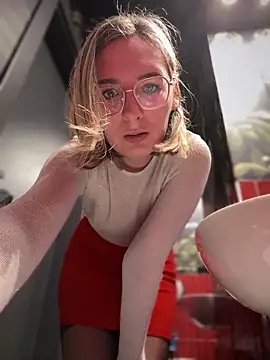 Snapshot of The_Snowwhitee chatting on December 2024 09:11:01 AM The Snowwhitee online show from December 2024 09:11:01 AM