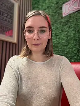 Snapshot of The_Snowwhitee chatting on December 2024 07:17:02 PM The Snowwhitee online show from December 2024 07:17:02 PM