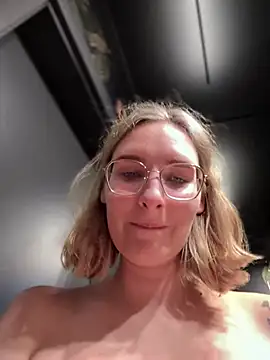 Snapshot of The_Snowwhitee chatting on December 2024 10:22:01 PM The Snowwhitee online show from December 2024 10:22:01 PM