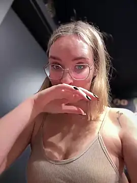 Snapshot of The_Snowwhitee chatting on January 2025 09:07:01 AM The Snowwhitee online show from January 2025 09:07:01 AM