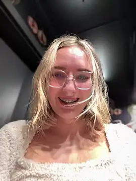 Snapshot of The_Snowwhitee chatting on January 2025 07:10:02 PM The Snowwhitee online show from January 2025 07:10:02 PM