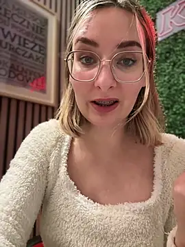 Snapshot of The_Snowwhitee chatting on January 2025 10:13:02 PM The Snowwhitee online show from January 2025 10:13:02 PM