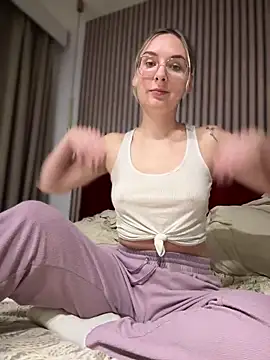 Snapshot of The_Snowwhitee chatting on January 2025 04:00:01 PM The Snowwhitee online show from January 2025 04:00:01 PM