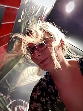 Snapshot of The_Snowwhitee chatting on January 2025 09:15:02 AM The Snowwhitee online show from January 2025 09:15:02 AM