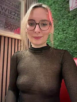 Snapshot of The_Snowwhitee chatting on January 2025 06:24:02 PM The Snowwhitee online show from January 2025 06:24:02 PM