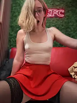 Snapshot of The_Snowwhitee chatting on January 2025 07:02:02 PM The Snowwhitee online show from January 2025 07:02:02 PM