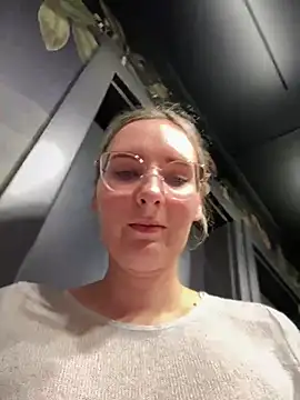 Snapshot of The_Snowwhitee chatting on January 2025 07:43:01 PM The Snowwhitee online show from January 2025 07:43:01 PM