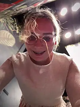 Snapshot of The_Snowwhitee chatting on January 2025 10:46:02 PM The Snowwhitee online show from January 2025 10:46:02 PM