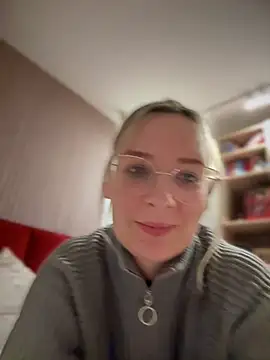 Snapshot of The_Snowwhitee chatting on January 2025 04:03:01 PM The Snowwhitee online show from January 2025 04:03:01 PM