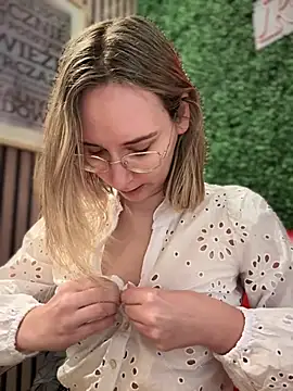 Snapshot of The_Snowwhitee chatting on January 2025 09:24:01 AM The Snowwhitee online show from January 2025 09:24:01 AM