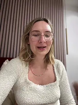 Snapshot of The_Snowwhitee chatting on February 2025 05:37:01 PM The Snowwhitee online show from February 2025 05:37:01 PM