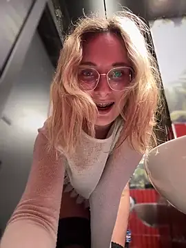 Snapshot of The_Snowwhitee chatting on February 2025 10:11:01 PM The Snowwhitee online show from February 2025 10:11:01 PM