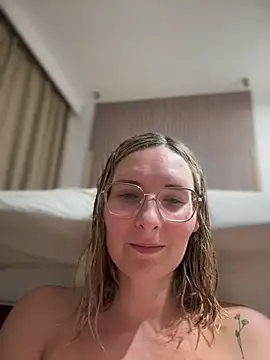 Snapshot of The_Snowwhitee chatting on February 2025 06:44:01 PM The Snowwhitee online show from February 2025 06:44:01 PM