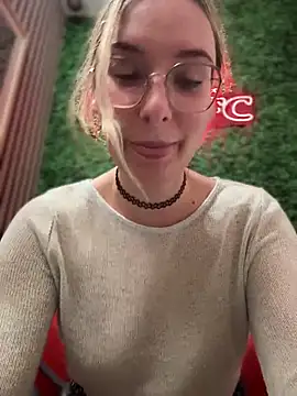 Snapshot of The_Snowwhitee chatting on February 2025 10:33:01 PM The Snowwhitee online show from February 2025 10:33:01 PM