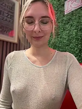 Snapshot of The_Snowwhitee chatting on February 2025 09:16:02 AM The Snowwhitee online show from February 2025 09:16:02 AM