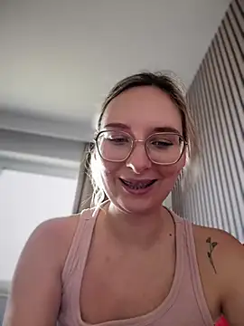 Snapshot of The_Snowwhitee chatting on February 2025 12:54:01 PM The Snowwhitee online show from February 2025 12:54:01 PM