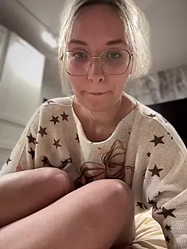 Snapshot of The_Snowwhitee chatting on February 2025 05:04:02 PM The Snowwhitee online show from February 2025 05:04:02 PM