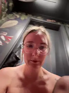 Snapshot of The_Snowwhitee chatting on February 2025 10:25:02 PM The Snowwhitee online show from February 2025 10:25:02 PM