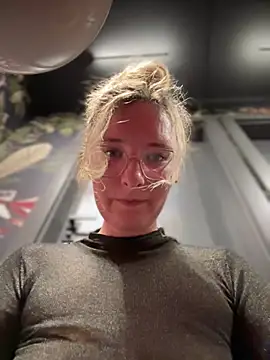 Snapshot of The_Snowwhitee chatting on February 2025 10:20:02 PM The Snowwhitee online show from February 2025 10:20:02 PM