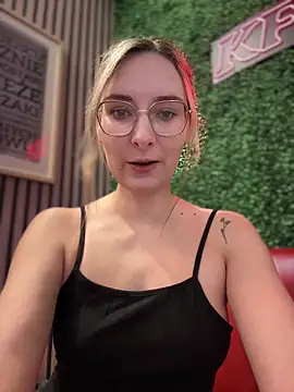 Snapshot of The_Snowwhitee chatting on February 2025 09:01:01 AM The Snowwhitee online show from February 2025 09:01:01 AM