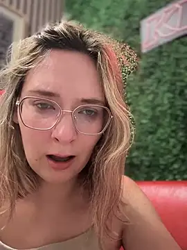 Snapshot of The_Snowwhitee chatting on February 2025 12:37:02 PM The Snowwhitee online show from February 2025 12:37:02 PM