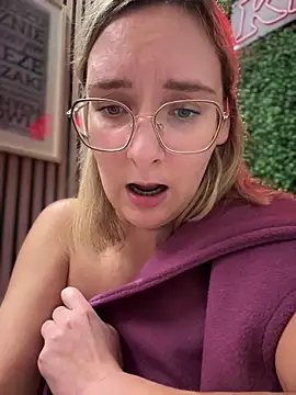 Snapshot of The_Snowwhitee chatting on March 2025 10:17:02 PM The Snowwhitee online show from March 2025 10:17:02 PM