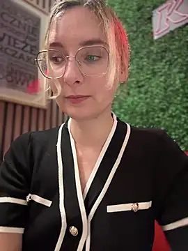 Snapshot of The_Snowwhitee chatting on March 2025 07:17:01 PM The Snowwhitee online show from March 2025 07:17:01 PM