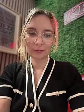 Snapshot of The_Snowwhitee chatting on March 2025 10:21:02 PM The Snowwhitee online show from March 2025 10:21:02 PM