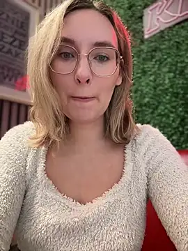 Snapshot of The_Snowwhitee chatting on March 2025 09:19:02 AM The Snowwhitee online show from March 2025 09:19:02 AM