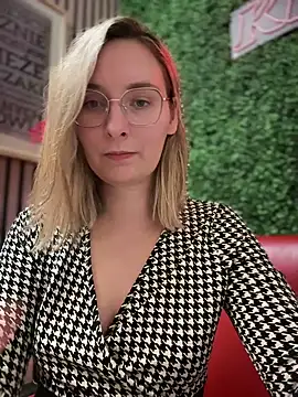 Snapshot of The_Snowwhitee chatting on March 2025 07:15:01 PM The Snowwhitee online show from March 2025 07:15:01 PM