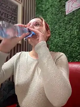 Snapshot of The_Snowwhitee chatting on March 2025 07:10:01 PM The Snowwhitee online show from March 2025 07:10:01 PM