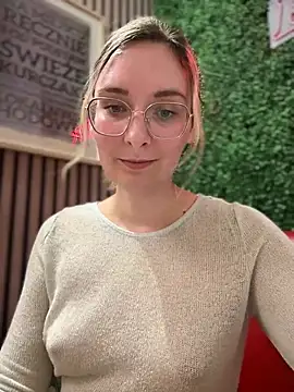 Snapshot of The_Snowwhitee chatting on March 2025 10:15:01 PM The Snowwhitee online show from March 2025 10:15:01 PM