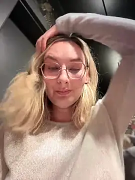 Snapshot of The_Snowwhitee chatting on March 2025 07:06:02 PM The Snowwhitee online show from March 2025 07:06:02 PM