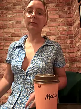 Snapshot of The_Snowwhitee chatting on September 2025 09:05:01 PM The Snowwhitee online show from September 2025 09:05:01 PM