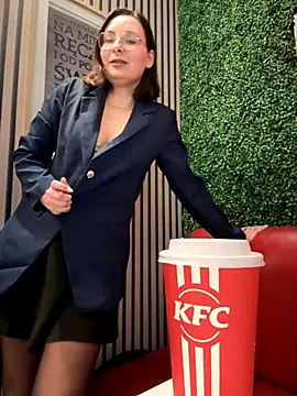 Snapshot of The_Snowwhitee chatting on October 2025 08:25:02 AM The Snowwhitee online show from October 2025 08:25:02 AM