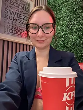 Snapshot of The_Snowwhitee chatting on November 2025 09:21:01 AM The Snowwhitee online show from November 2025 09:21:01 AM