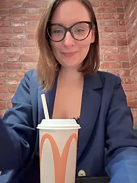 Snapshot of The_Snowwhitee chatting on November 2025 09:14:02 PM The Snowwhitee online show from November 2025 09:14:02 PM