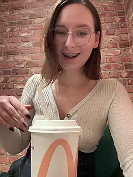 Snapshot of The_Snowwhitee chatting on November 2025 09:14:02 PM The Snowwhitee online show from November 2025 09:14:02 PM