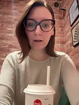 Snapshot of The_Snowwhitee chatting on December 2025 09:14:01 AM The Snowwhitee online show from December 2025 09:14:01 AM