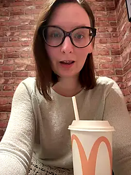 Snapshot of The_Snowwhitee chatting on December 2025 08:47:02 PM The Snowwhitee online show from December 2025 08:47:02 PM