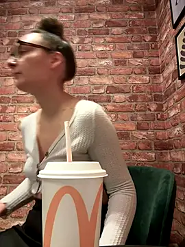 Snapshot of The_Snowwhitee chatting on January 2026 09:02:02 AM The Snowwhitee online show from January 2026 09:02:02 AM