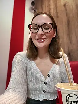 Snapshot of The_Snowwhitee chatting on February 2026 07:19:02 PM The Snowwhitee online show from February 2026 07:19:02 PM