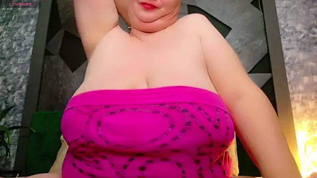 Snapshot of AleshaArabian chatting on February 2025 01:45:02 AM AleshaArabian online show from February 2025 01:45:02 AM