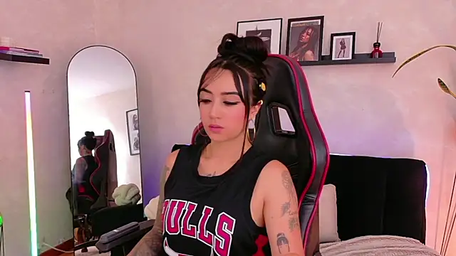 EmmyEvans1 online show from April 2026 07:34:02 PM