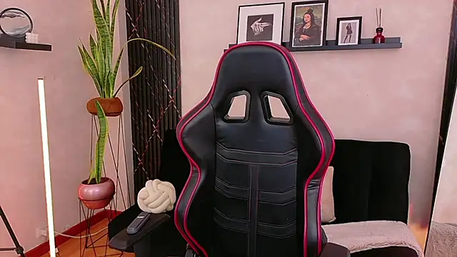 EmmyEvans1 online show from April 2026 07:41:01 PM