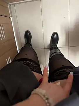 Snapshot of Wet__Bunny chatting on March 2025 09:40:02 AM Wet Bunny online show from March 2025 09:40:02 AM