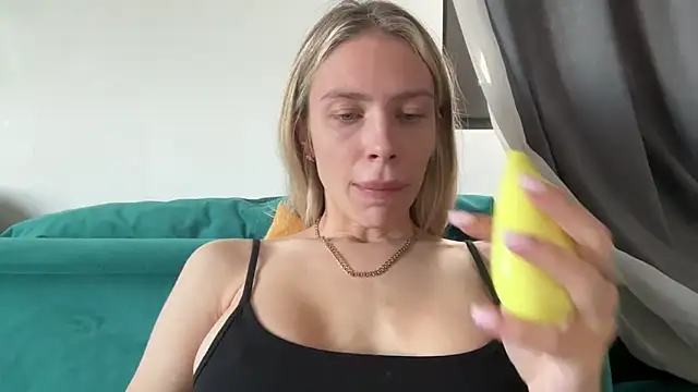 Snapshot of Iris_cherry chatting on April 2026 07:00:02 AM Iris cherry online show from April 2026 07:00:02 AM