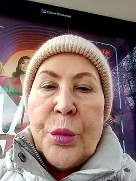 Hottie-Mom online show from November 2025 11:20:01 AM